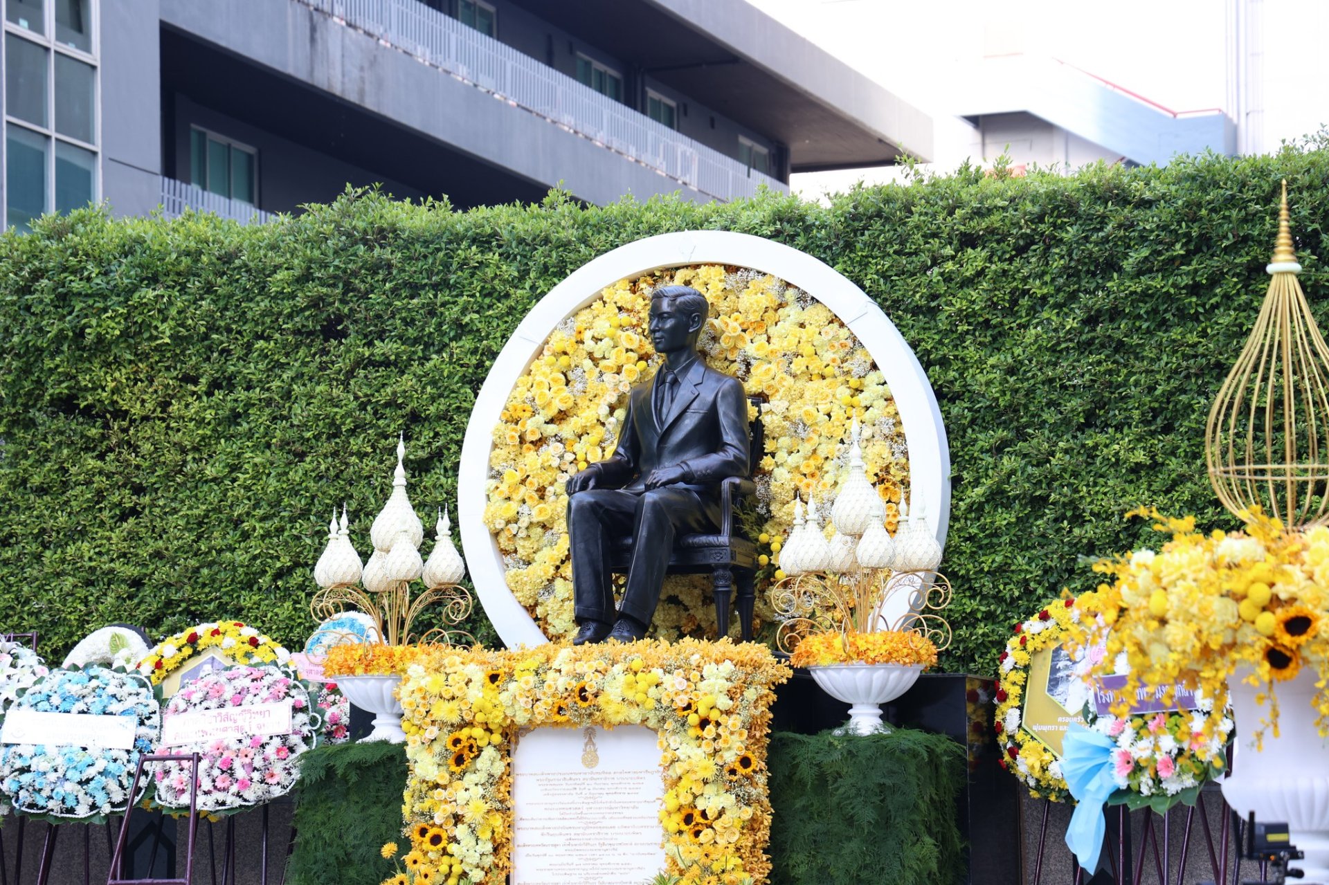 แพทย์หญิง ฉัตรสุมาลย์ ตันติกุล รองผู้อำนวยการโรงพยาบาลทหารผ่านศึก (ฝ่ายการแพทย์) เป็นผู้แทนในพิธีวางพวงมาลา
